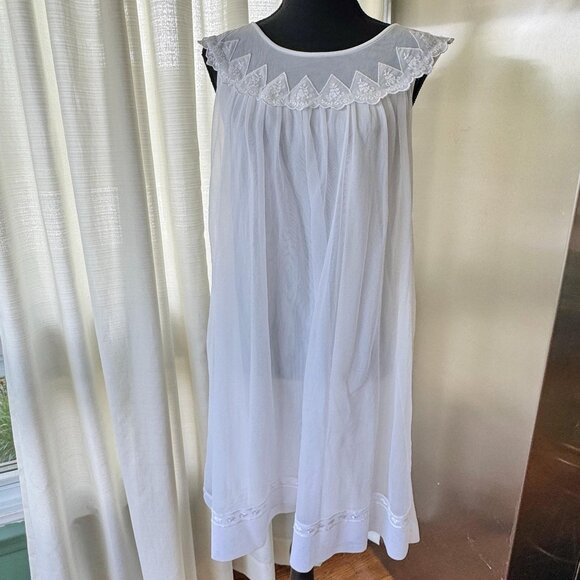 Vintage 60s slip on negligee, white, scoop scalloped neckline, sleeveless - Picture 1 of 9